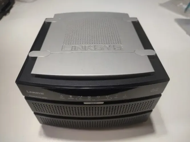 CISCO Storage NAS200 com HD de 1 TB e 2 Baias de armazenamento