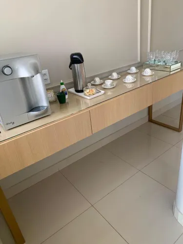 Aparador de mdf lindo, com pés em serralheria dourada 