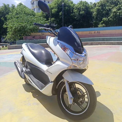 PCX 2015 muito bem conservada. Só pegar e andar