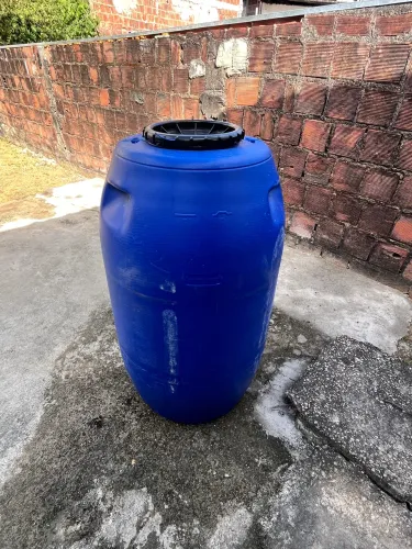 Galão plástico de água 248L