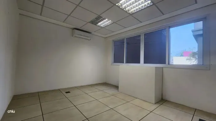 Conjunto comercial à venda, 38 m² , subdividido em 03 salas mais banheiro e 01 vaga de est