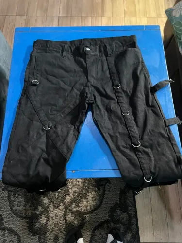 Calça Cosplay Gótica/Militar Preta com Tiras e Argolas - Tam. 44
