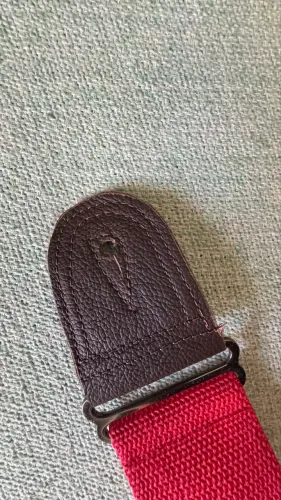 Correia de guitarra vermelha