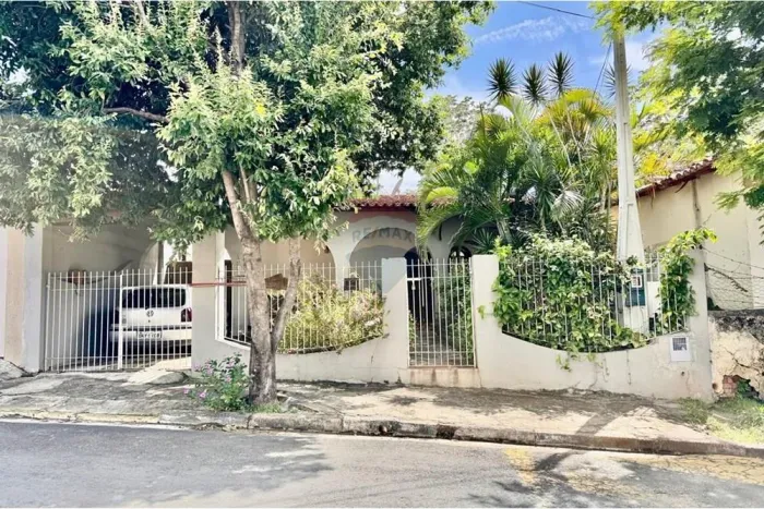 Casa Ampla com 3 Dormitórios, Suíte e Garagem para 6 Veículos na Chácara Rossi