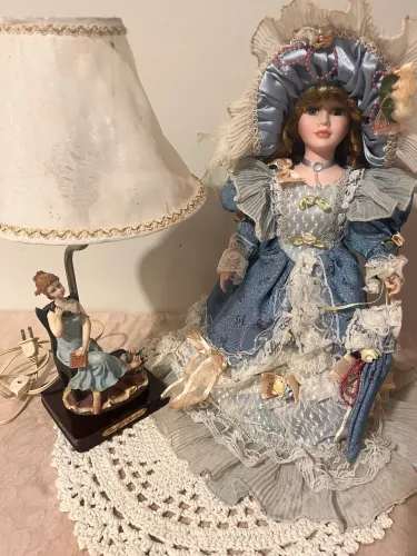 Antiga boneca de porcelana dama vitoriana.