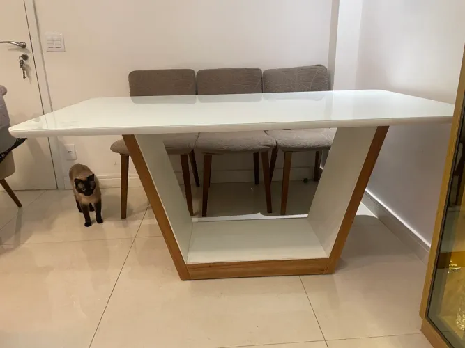 Mesa De Jantar Design Arrojado Base Madeira Tampo Laca (Usado)
