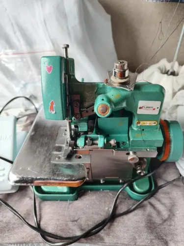 Máquina overloque chinesinha semi nova . Ais acessórios