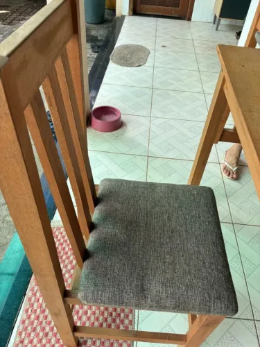 Mesa com 4 cadeiras e armário de cozinha