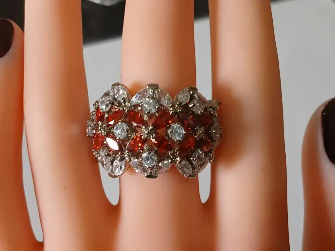 anel de luxo em prata acabamento ouro branco com cristais swarovski. novo tam14, 15