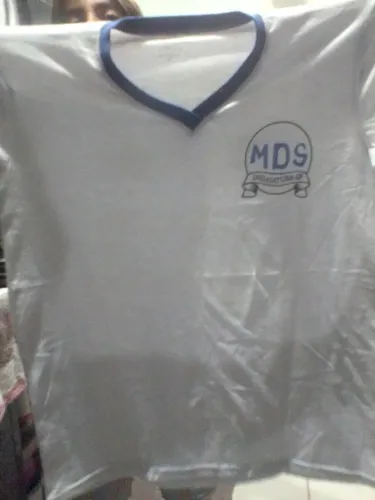Camiseta Escolar 35 ,00 as duas