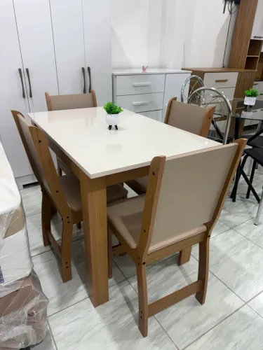 Mesa de 4 cadeiras nova e lacrada disponível