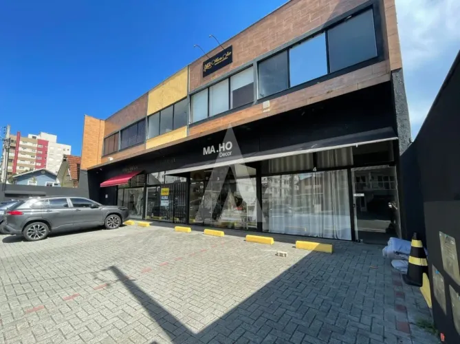 Loja com mezanino no centro de Joinville com 73m².