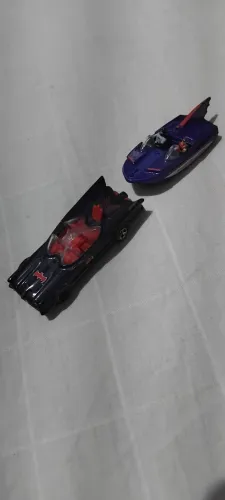 Miniaturas batmovel e batlancha com bonecos