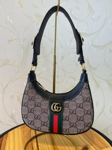 Bolsa Gucci GG de ombro Estilo Meia-Lua C/Detalhes em Couro Preto e Ferragens Douradas
