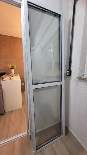 DUAS FOLHAS Porta de Alumínio Branco com vidro - INSTALADA UMA UNICA VEZ