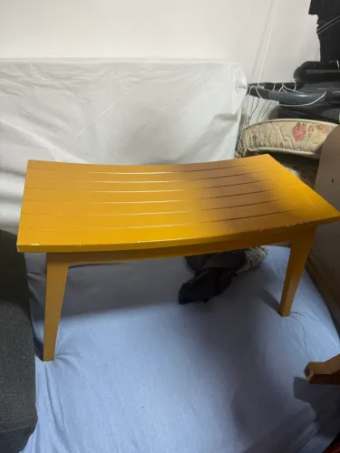 2 bancos de madeira curvo ripado, pintado em amarelo. 