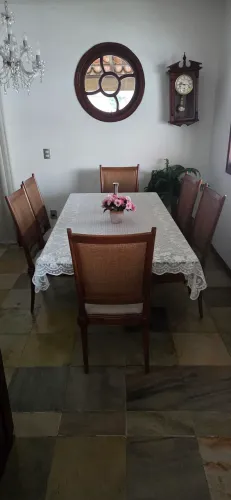 Mesa de vidro e cadeiras