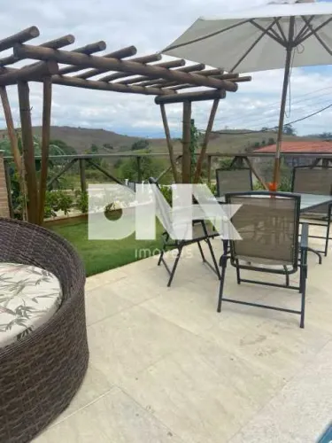 Casa de rua : / Residencial / Vale dos Reis