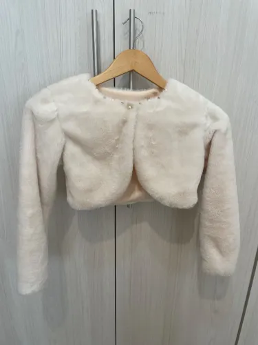Bolero de pelúcia off white com strass e pérola na gola tam. 10