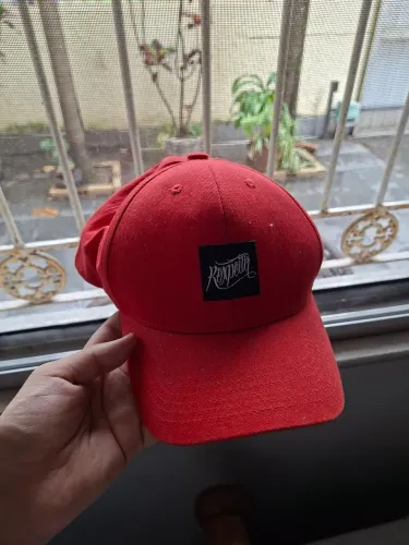 Boné vermelho Rexpeita