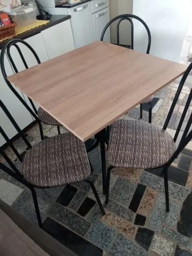Mesa com 4 cadeiras