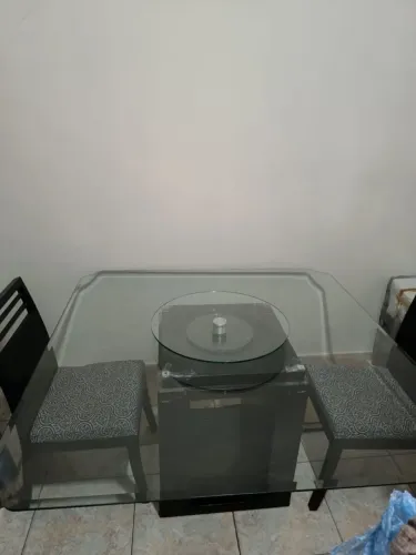 Mesa de jantar com tampo de vidro, bem conservadas, com 8 cadeiras 1,5 X 1,5 m2
