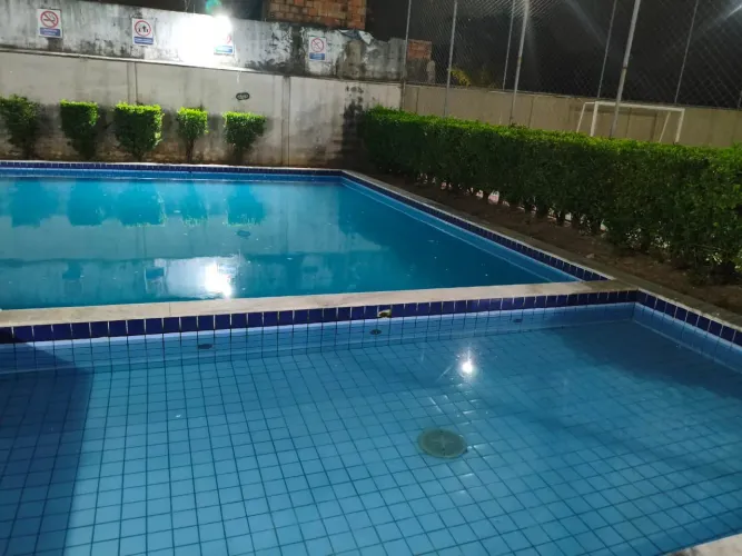 Alugo excelente apartamento com varanda