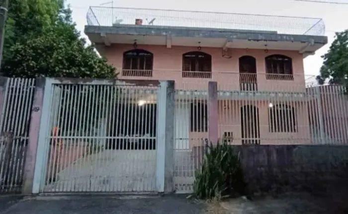 Sobrado triplex abaixo do preço