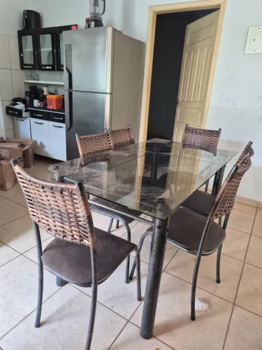 Vendo mesa de vidro com cadeiras