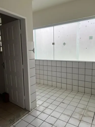 Alugo casa 1.000,00 incluso a água 