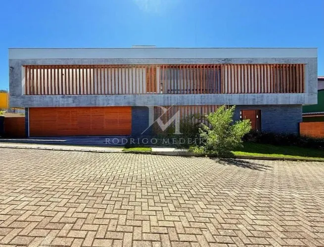Casa de alto padrão com 5 dormitórios no Rio Tavares, Florianópolis/SC