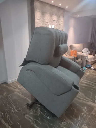 Poltrona automática reclinável, com elevação e massagem quântica.
