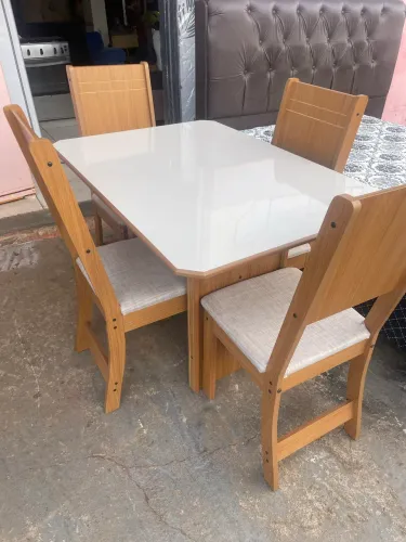Mesa de 4 cadeiras 