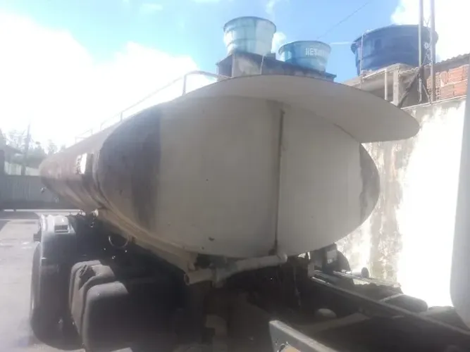 Tanque com bomba d'água para caminhão-pipa, ano de fabricação 2011
