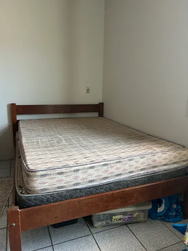 Cama madeira maciça casal + 2 colchões casal