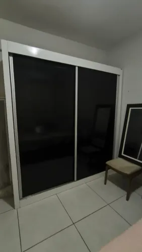 Guarda-roupa preto em bom estado