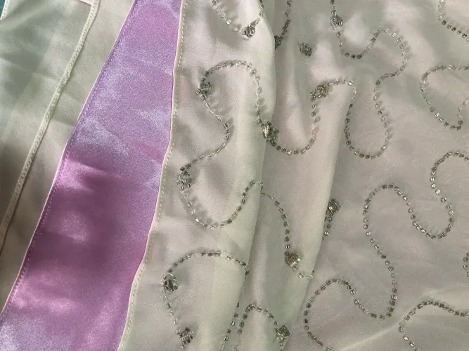 Vestido maravilhoso tom rosa nude, frente única, bordado, forro de cetim pink, perfeito