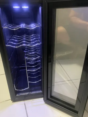 Adega de vinhos, 12 garrafas, marca Philco 