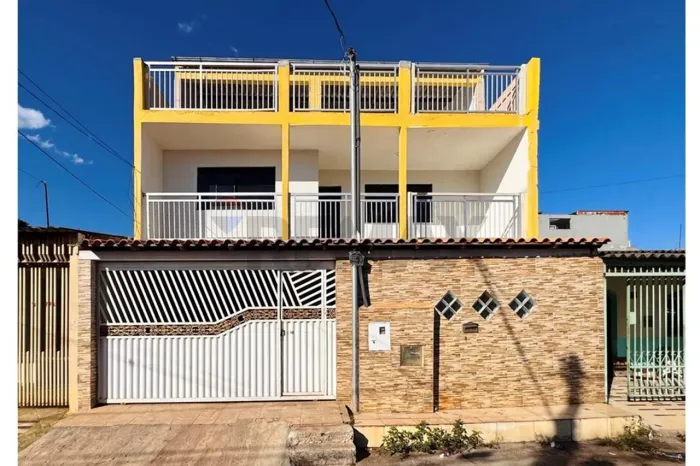 Sobrado QNP 32, Ceilândia Sul, 135m², 5 quartos com área gourmet e 2 vagas