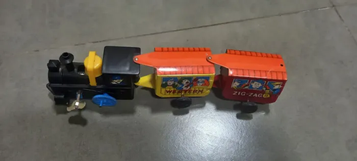 Trem de lata brinquedo