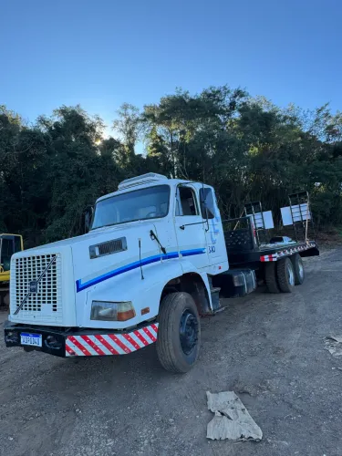 Caminhão prancha 6x4