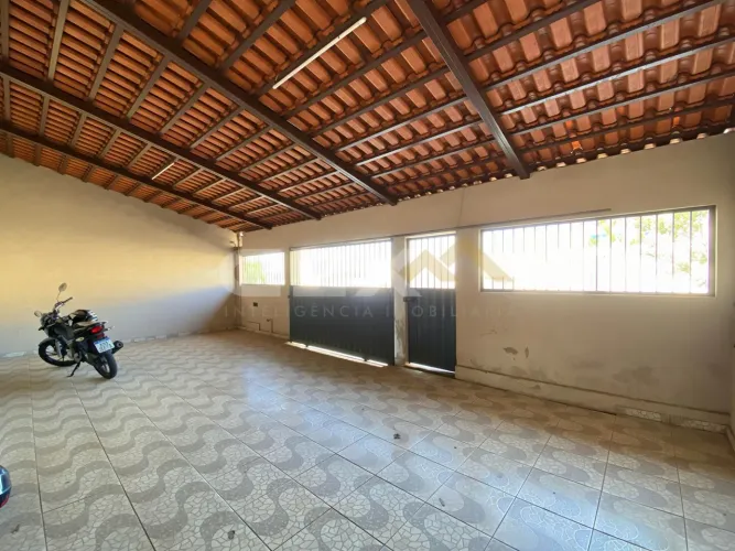 Casa à Venda com 04 Quartos no Bairro Santa Marta em Divinópolis MG.