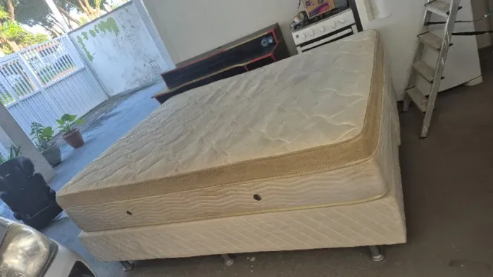 Cama Queem, colchão + box. Excelente condição de uso