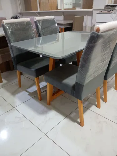 Mesa Laqueada com 04 cadeiras alcochoadas em madeira