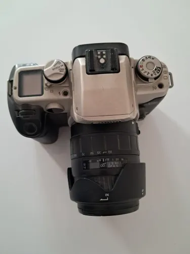 Câmera Canon antiga analógica com lente sigma