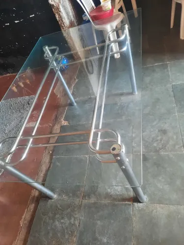 Vende-se mesa com tampo de vidro