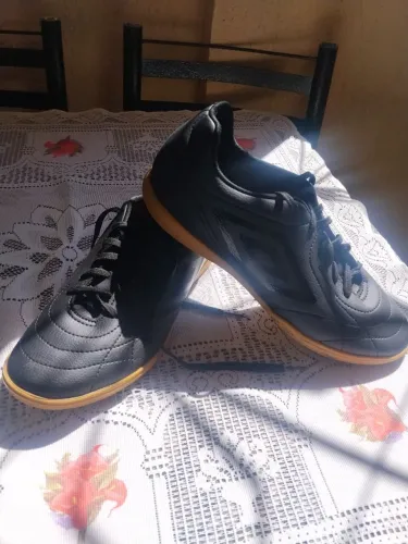 Vendo chuteira umbro usada apenas 1 vez