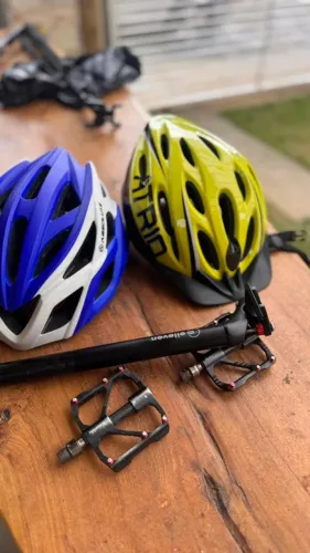capacete de bicicleta, peças de bicicleta, canote, pedal.