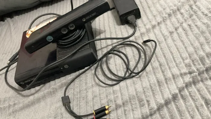 2 Xbox 360 + 2 controle com carregador, apenas controles funcionando