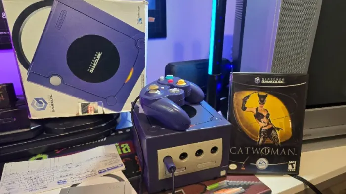 Nintendo GameCube roxo na caixa com controle, cabos, jogo e manual. Tudo original!